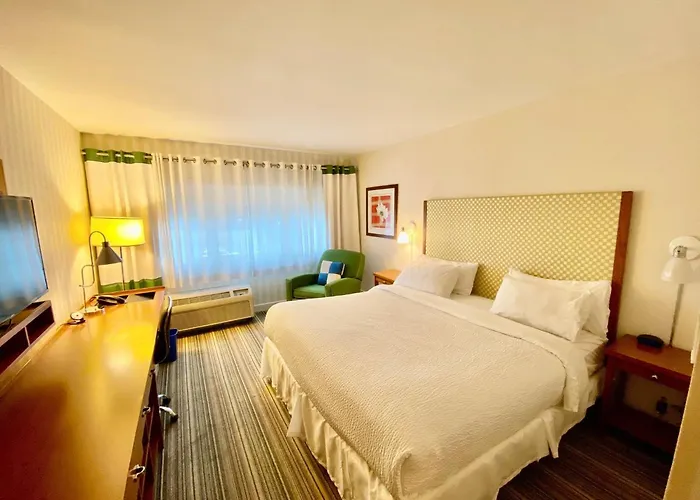 Express Airport Easton Hotel 4*